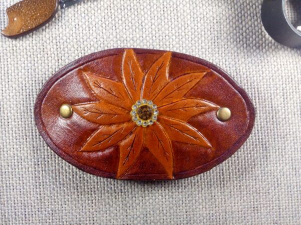 Kwiat z kryształkiem - Skórzana spinka do włosów. Widok od przodu.