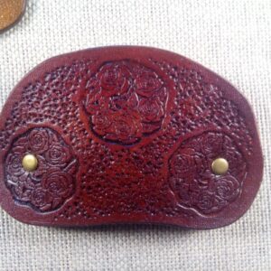 Widok od przodu na skórzaną spinkę do włosów z różami.