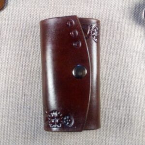 Skórzane etui na klucze z elementami steampunku