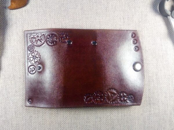 Rozłożone skórzane etui na klucze z elementami steampunku.