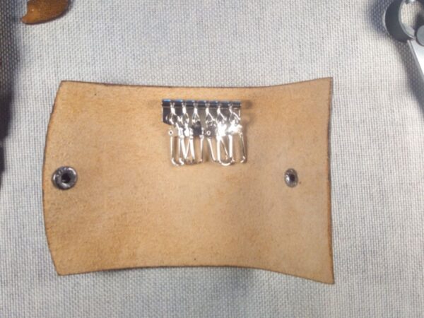 Otwarte skórzane etui na klucze z elementami steampunku