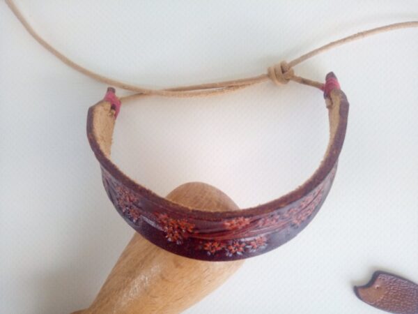 Skórzana bransoletka "Kwiaty wiśni"