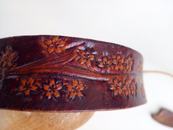 Zbliżenie na kwiaty wiśni skórzanej bransoletki.