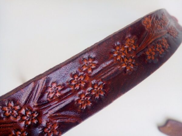 Skórzana bransoletka "Kwiaty wiśni"