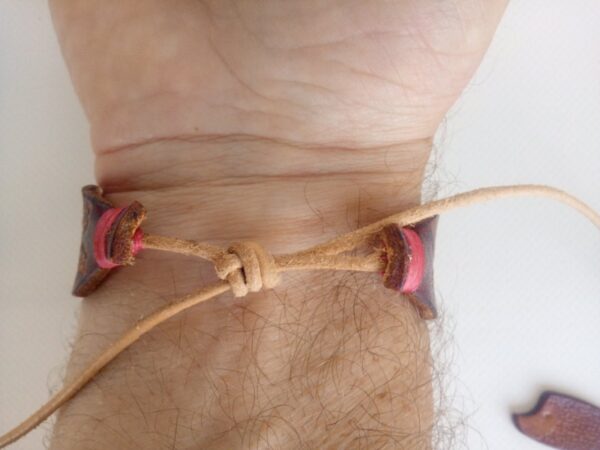 Skórzana bransoletka "Kwiaty wiśni" na ręce - tył.