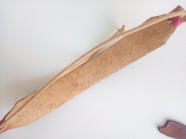 Skórzana bransoletka "Kwiaty wiśni" na ręce - tył.