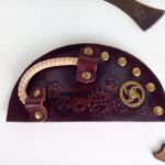 Widok na skórzaną spinkę do włosów w stylu steampunk.