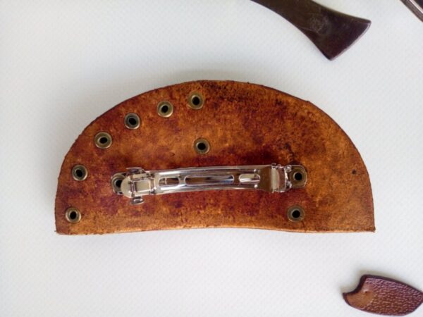 Widok tylna stronę skórzanej spinki do włosów w stylu steampunk.