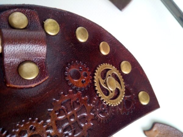 Zbliżenie na kółka zębate skórzanej spinki do włosów w stylu steampunk.