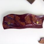 Skórzana spinka do włosów z kwiatami wiśni.