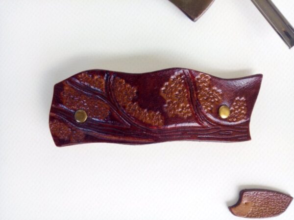 Skórzana spinka do włosów z kwiatami wiśni.