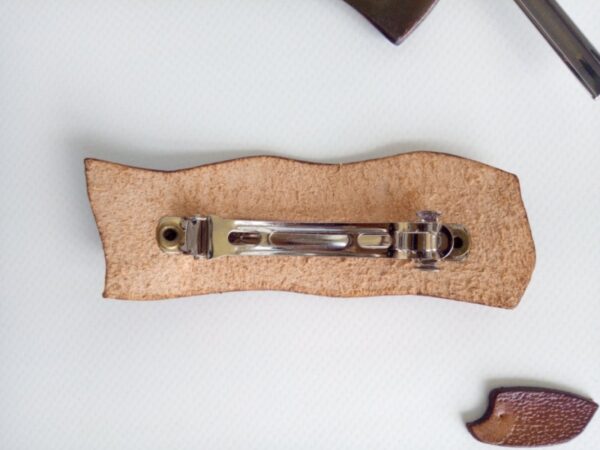 Tył skórzanej spinki do włosów z kwiatami wiśni.