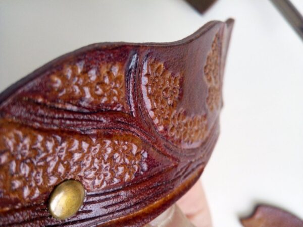 Zbliżenie na kwiaty wiśni skórzanej spinki do włosów.