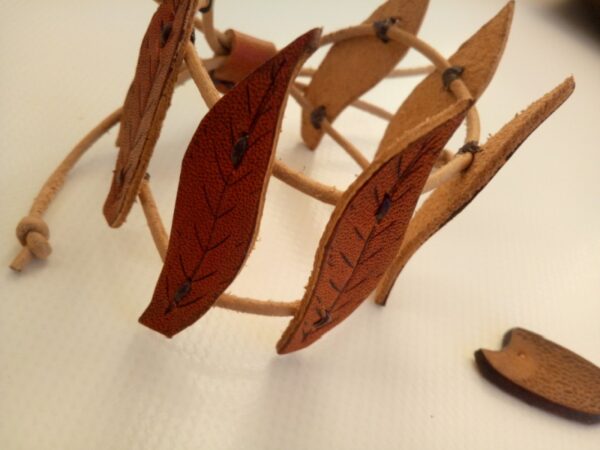 Skórzana bransoletka z listkami - zbliżenie na listki.