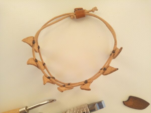 Skórzana bransoletka z listkami - widok z góry rozszerzona.