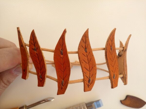 Skórzana bransoletka z listkami - zbliżenie