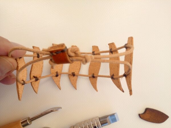 Skórzana bransoletka z listkami - widok z tyłu.