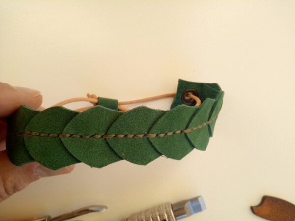 Skórzana bransoletka Dziewięć łusek zielonego smoka - widok od przodu