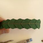 Skórzana bransoletka Dziewięć łusek zielonego smoka - widok od przodu.