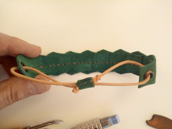 Skórzana bransoletka Dziewięć łusek zielonego smoka - widok od tyłu.