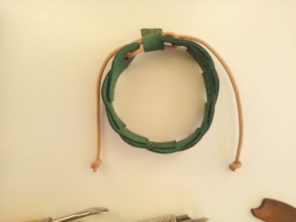 Skórzana bransoletka Dziewięć łusek zielonego smoka ściągnięty rzemień